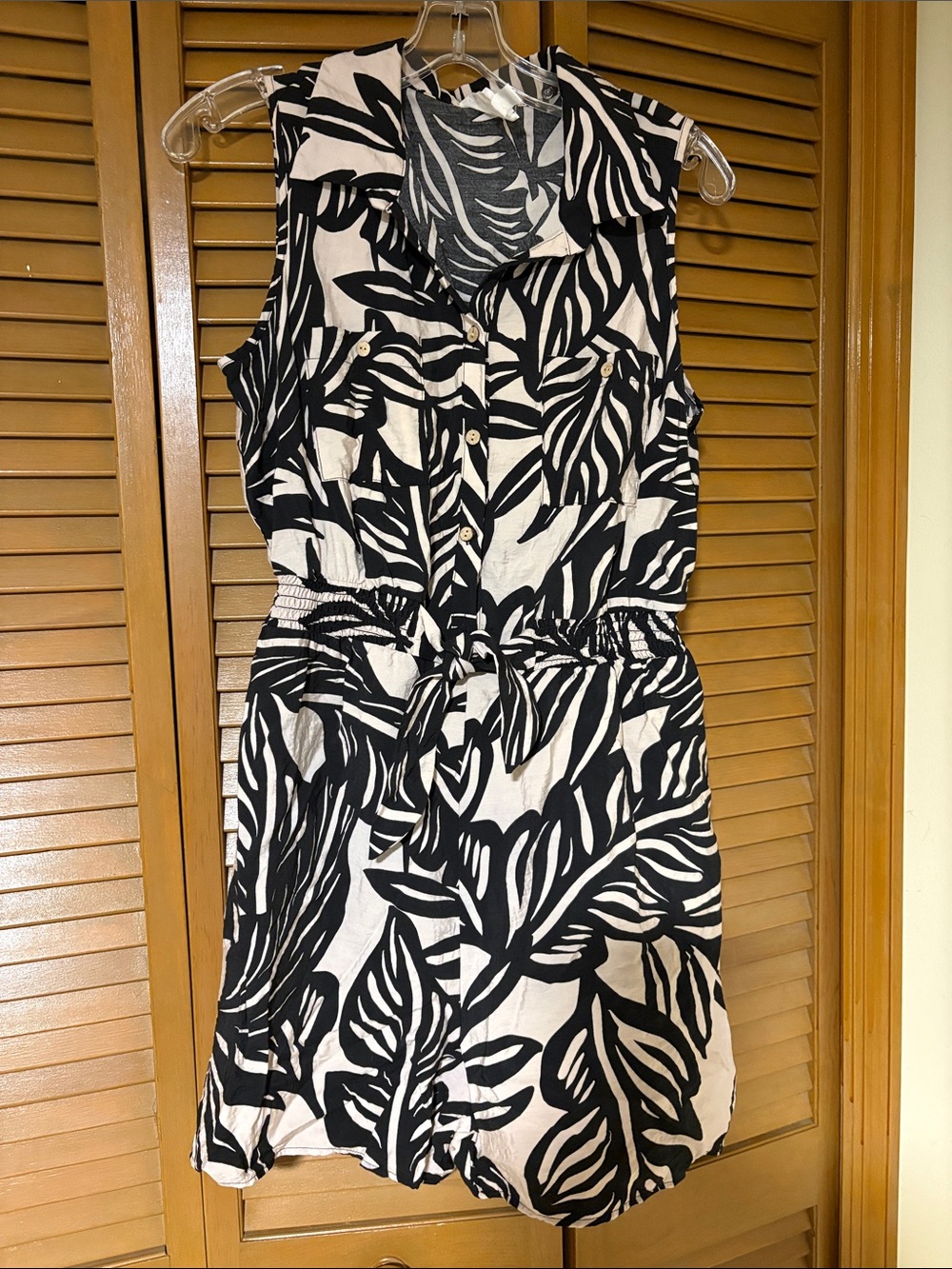 Sleeveless Black & White Leaf Print Romper